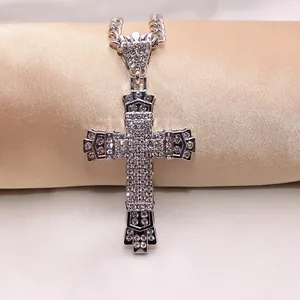 Vue détaillée du pendentif croix entièrement serti avec des détails ajourés vintage
