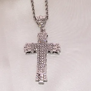 Vue détaillée d'un collier avec pendentif croix hip hop serti de pierres de zircone brillantes