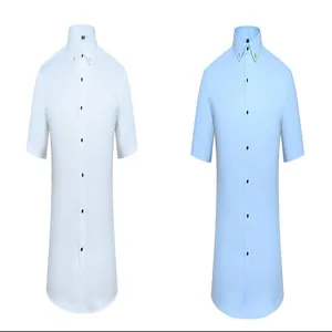 Detalle de dos camisas entalladas de manga corta en blanco clásico y azul claro