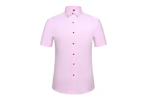 Vista frontal de camisa rosa de manga corta para hombre con cuello abotonado