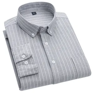 Chemise Oxford formelle pour hommes à rayures grises et manches longues, vue pliée
