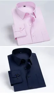 Vue détaillée de chemises décontractées pour hommes pliées, rose et bleu marine.