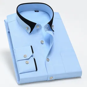 Camisa elástica azul claro para hombre con detalles de cuello y puños negros en contraste