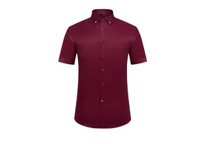 Vista detallada de una camisa de manga corta para hombre de color granate con corte slim