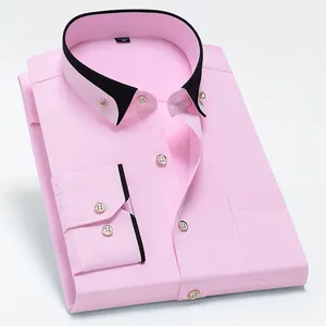 Camisa rosa para hombre con cuello y puños en contraste negro, estilo business casual.