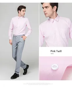 Gros plan sur la texture du tissu en sergé rose et le bouton blanc d'une chemise