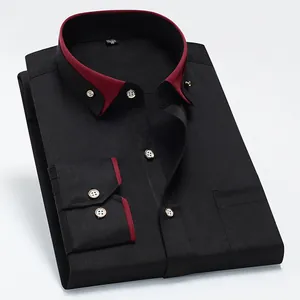 Detalle de camisa negra para hombre con cuello en contraste burdeos y botones.