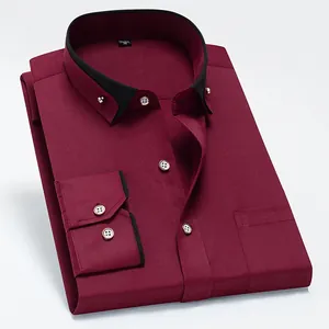 Vista detallada de camisa burdeos para hombre con cuello negro y botones dorados