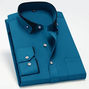 Detalle de camisa de hombre azul cerceta con cuello de contraste negro y bolsillo.