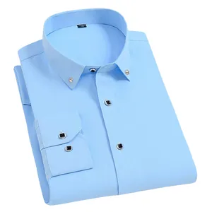 Chemise homme bleu clair à manches longues, coupe ajustée avec col boutonné décoratif