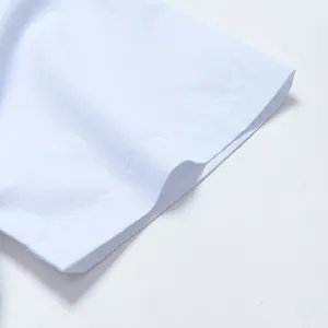 Primer plano del dobladillo de la manga de una camisa de vestir blanca para hombre