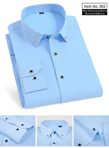 Gros plan détaillé d'une chemise bleu clair avec des boutons décoratifs en diamant