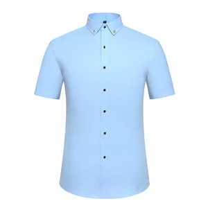 Camisa de manga corta para hombre en azul claro, corte slim con cuello abotonado decorativo