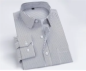 Gros plan d'une chemise rayée à manches longues pour homme en blanc et noir