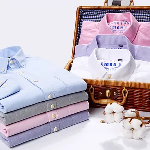 Chemises Oxford en coton pour hommes de couleurs variées pliées dans un panier