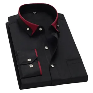 Camisa de hombre negra de manga larga con cuello y puños en contraste burdeos, formal.