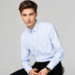 Chemise de bureau pour hommes bleu ciel à rayures verticales avec détail du tissu