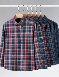 Sélection de chemises décontractées à carreaux pour hommes en plusieurs couleurs sur cintre