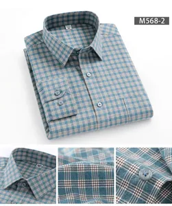 Dettaglio ravvicinato della trama di una camicia casual da uomo a quadri in flanella di cotone.
