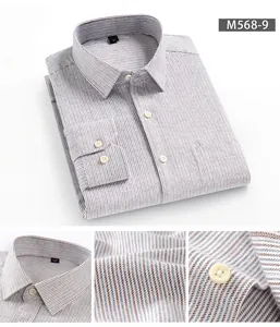Dettaglio del tessuto in cotone spazzolato e del bottone di una camicia a righe da uomo