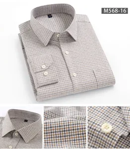 Vista dettagliata di una camicia di cotone a quadretti beige con trama, colletto e bottoni.