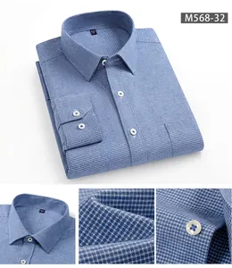Primo piano di una camicia di cotone a quadretti blu che mostra trama e bottoni.