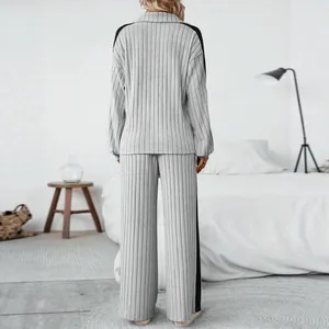 Rückansicht eines grauen Loungewear-Sets aus Rippstrick mit weitem Bein und Streifen