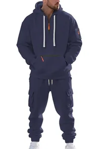 Gesamtansicht des marineblauen Herren-Sportanzugs mit Cargo-Jogginghose und Taschen