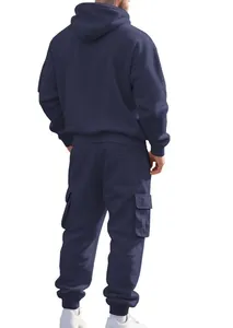 Rückansicht eines marineblauen Herren-Trainingsanzugs mit Kapuzenpullover und Cargohose