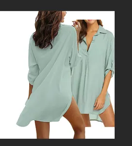 Vista delantera y trasera de un vestido camisero oversize verde menta con cuello en V profundo.