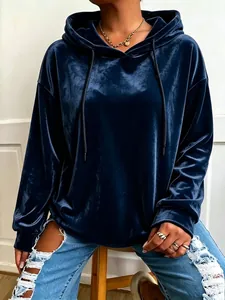 Detalle de la sudadera de terciopelo azul marino con textura de la tela