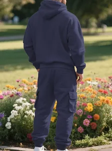 Rückansicht eines marineblauen Herren-Cargo-Trainingsanzugs mit vielen Taschen im Park
