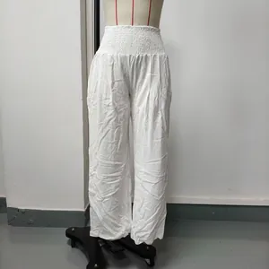 Pantalon large en coton et lin blanc à taille haute avec ceinture élastiquée smockée