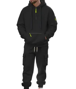 Herren-Trainingsanzug in Schwarz mit neongelben Reißverschluss-Details und Kapuzenpullover
