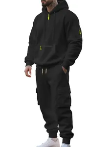 Detail eines schwarzen Herren-Sportsets mit Cargohose und Kapuzenpullover mit halbem Reißverschluss