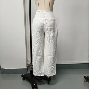 Vue arrière d'un pantalon large en coton et lin blanc à taille haute sur un mannequin de couture