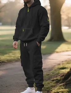 Detailansicht eines schwarzen Herren-Trainingsanzugs mit Cargotaschen und Neon-Akzenten