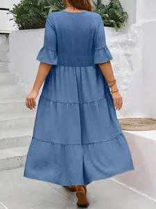 Rückansicht eines blauen gestuften Midikleides mit Rüschenärmeln für den Sommerurlaub