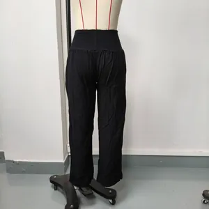 Pantalon large en coton et lin noir avec taille haute élastique smockée sur mannequin de couture