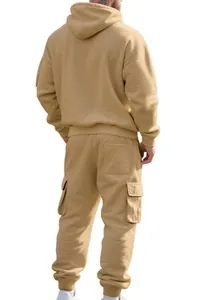 Rückansicht eines khakifarbenen Herren-Trainingsanzugs mit Multi-Pocket-Design und Kapuze