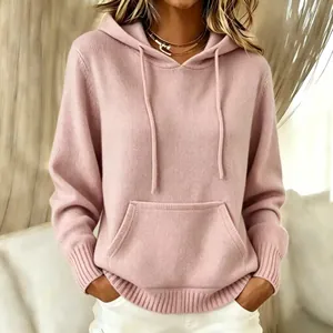 Nahaufnahme eines weichen rosa gestrickten Kapuzenpullovers mit Tasche und geripptem Saum.