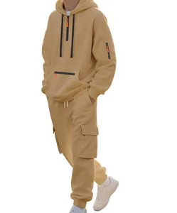 Detailansicht eines khakifarbenen Herren-Trainingsanzugs mit Kapuzenpullover und Cargohose