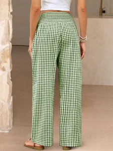 Vue de dos d'un pantalon large décontracté à taille haute pour femme à carreaux verts