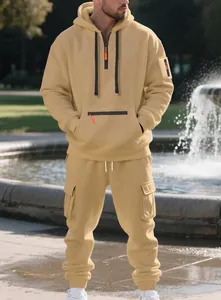 Detailansicht des beigen Herren-Trainingsanzugs mit Half-Zip Hoodie und Cargo-Jogginghose