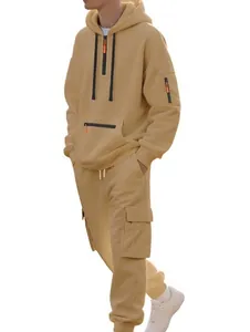 Detailansicht Herren Khaki-Trainingsanzug mit Cargo-Taschen und orangefarbenen Reißverschlüssen
