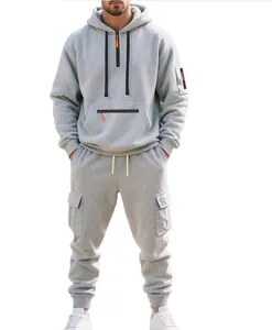 Vorderansicht des grauen Herren-Trainingsanzugs mit Half-Zip-Hoodie und Cargo-Taschen