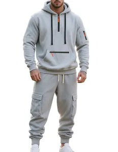 Vollansicht des hellgrauen Herren-Trainingsanzugs mit Half-Zip-Hoodie und Cargo-Hose