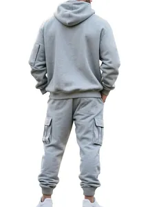 Rückansicht eines grauen Herren-Trainingsanzugs mit Kapuzenpullover und Cargo-Hose.