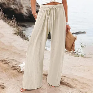 Casual beige broek met wijde pijpen, hoge taille en trekkoord op het strand