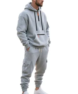 Herren-Trainingsanzug in Grau mit Cargo-Jogginghose und Kapuzenpullover in der Seitenansicht